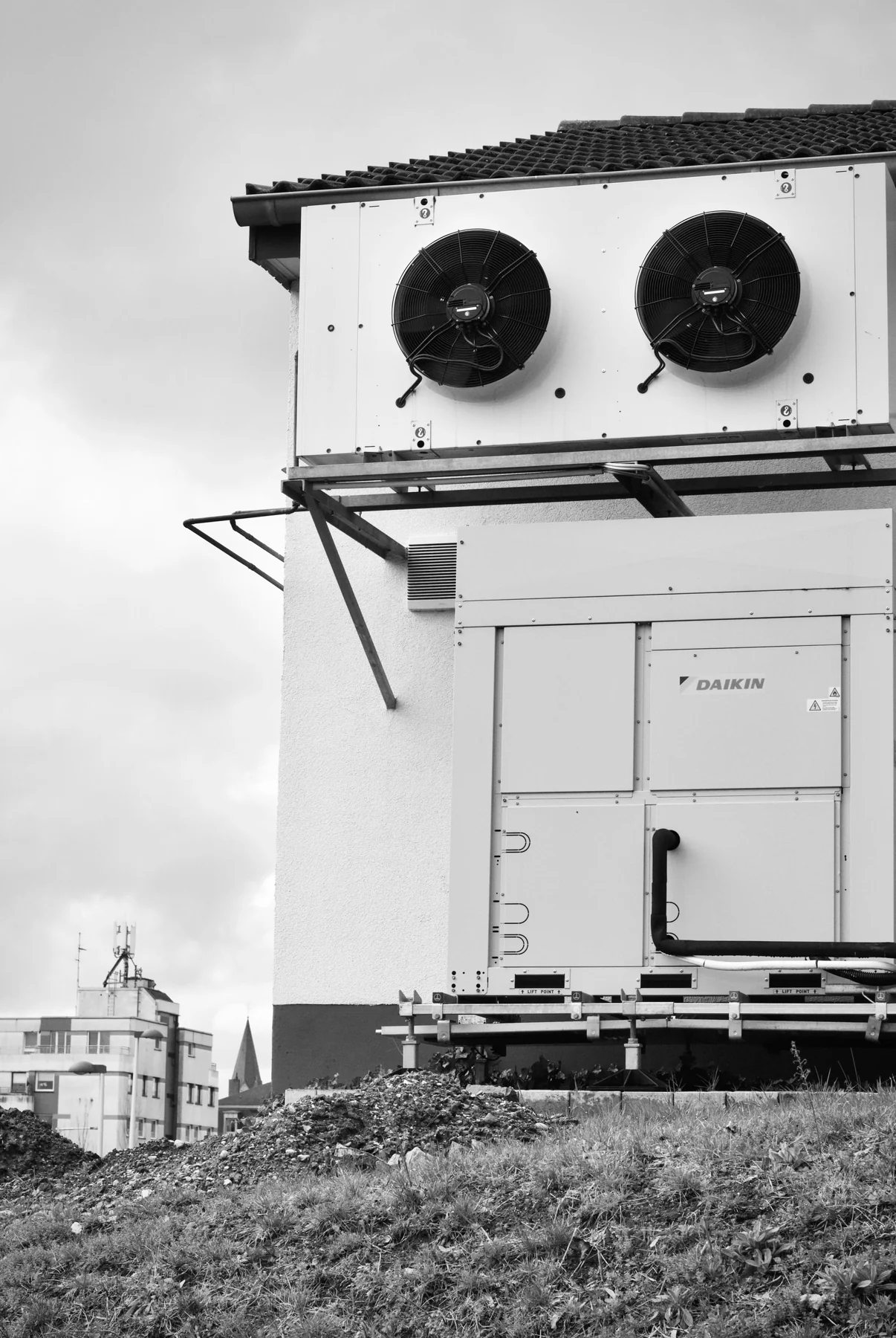 Outdoor industrial refrigeration equipment with two fans